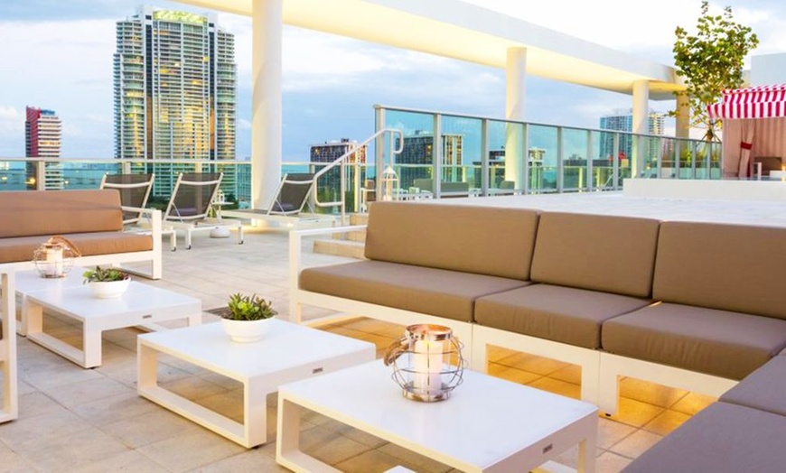 Image 1: ✈ UNITED STATES | Miami - Novotel Miami Brickell 4* - Rooftop swimm...