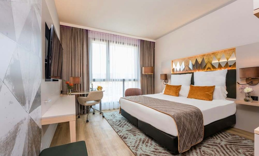 Image 10: ✈ SPANIEN | Barcelona - Leonardo Royal Hotel Barcelona Fira 4*, 2 N...