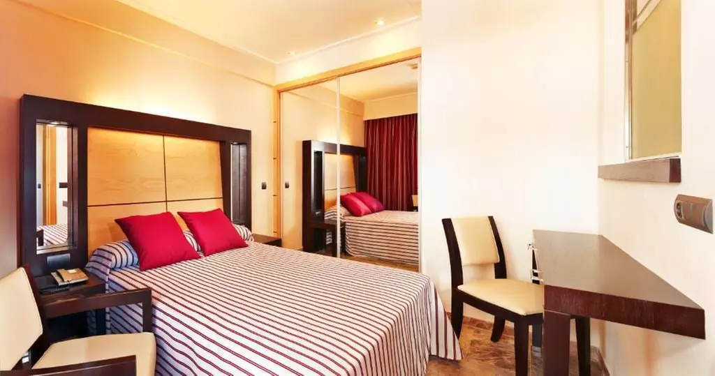 ✈ MAJORQUE | El Arenal - MLL Mediterranean Bay - Adults only 4*, 3 ...