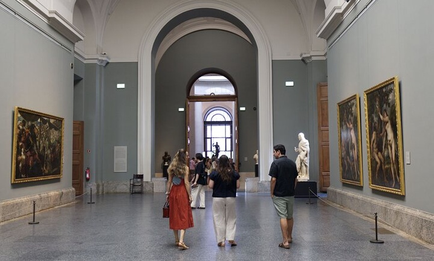 Image 5: Visita privada al Museo del Prado con recogida, sin colas y vino