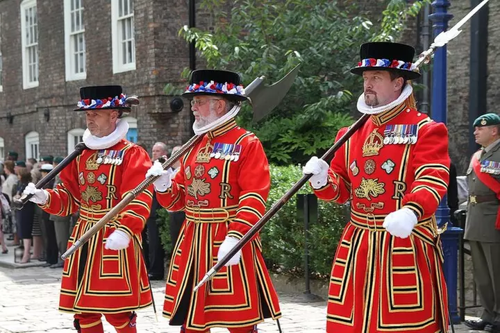 VIP Tower of London and Crown Jewels Tour with Private Beefeater Me...