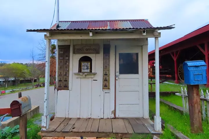 A Highway 49 Drive: A Self-Guided Audio Tour from Jackson to Angels...
