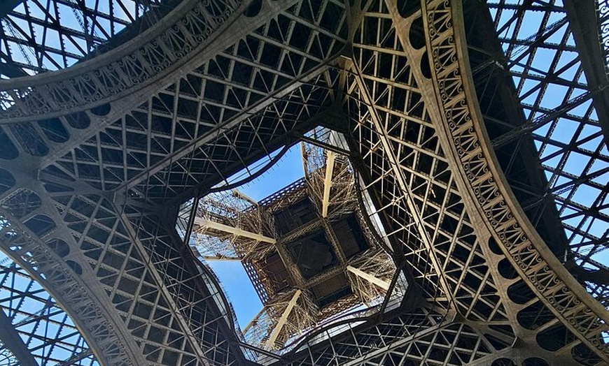 Image 7: Visite guidée de la Tour Eiffel par ascenseur 2ème étage et Top Opt