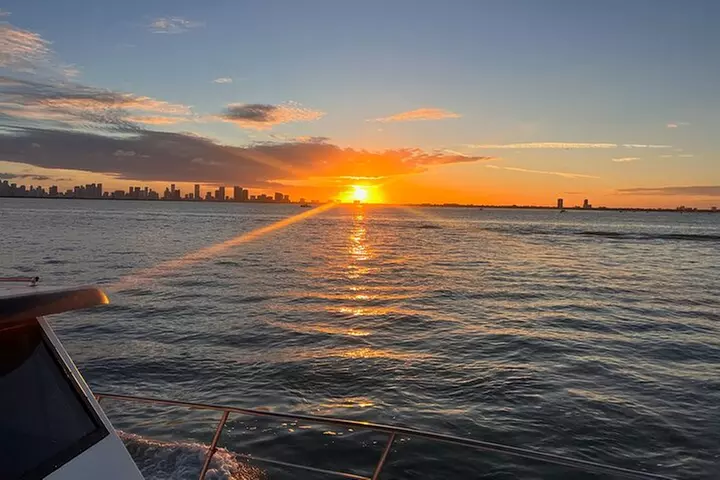 Miami Beach Luxury Yacht Adventure: Explore Stunning Coastline
