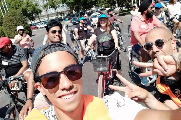 Experiencia por Madrid en bici o bici eléctrica: Estadio Santiago Bernabéu y picnic. - Primary Image