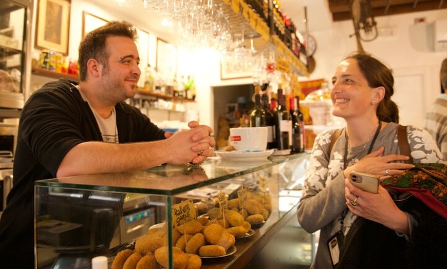 Image 2: Tour gastronomico a piedi di Venezia con pranzo e giro in Gondola