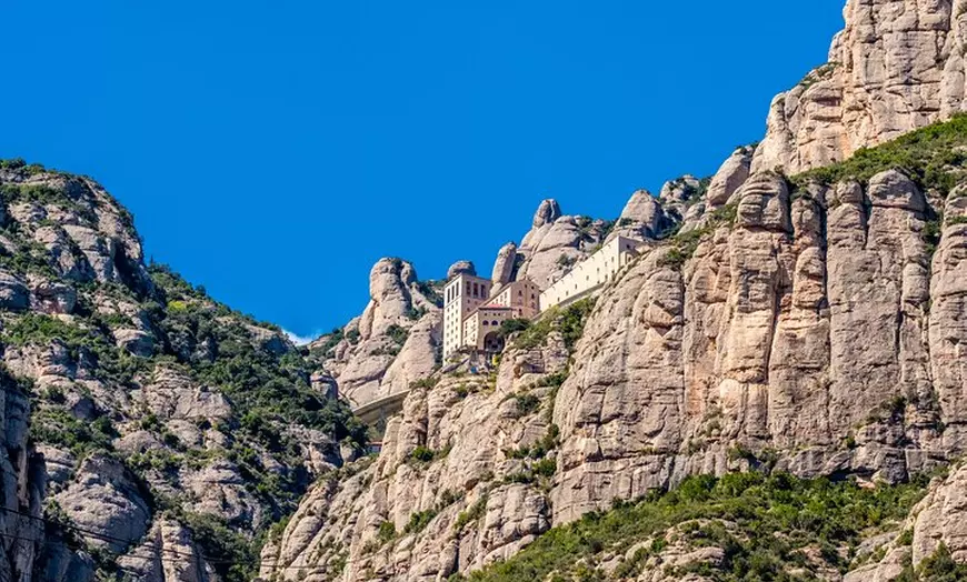 Image 2: Tour de 5 horas por Montserrat: naturaleza, historia y arte desde B...