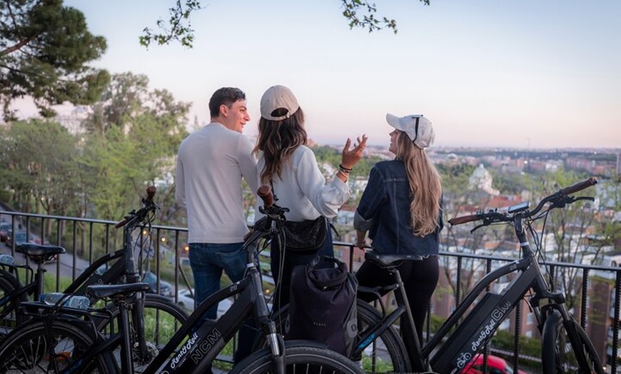 Image 2: Recorrido privado en bicicleta de 3 horas por lo más destacado de M...