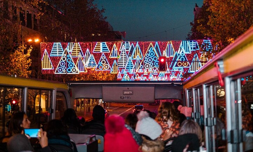 Image 7: Madrid: Visita guiada en vivo de las luces de Navidad de Navibus en...