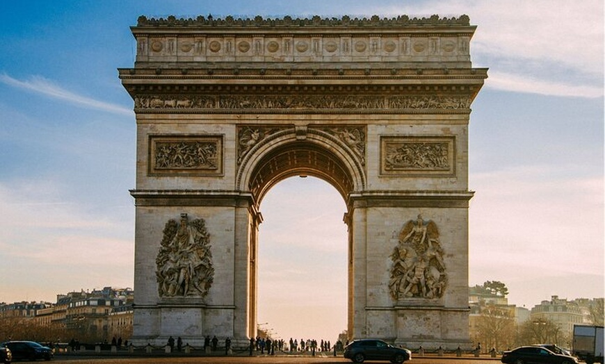 Image 2: Pass prioritaire sur le toit de l'Arc de Triomphe et croisière sur ...