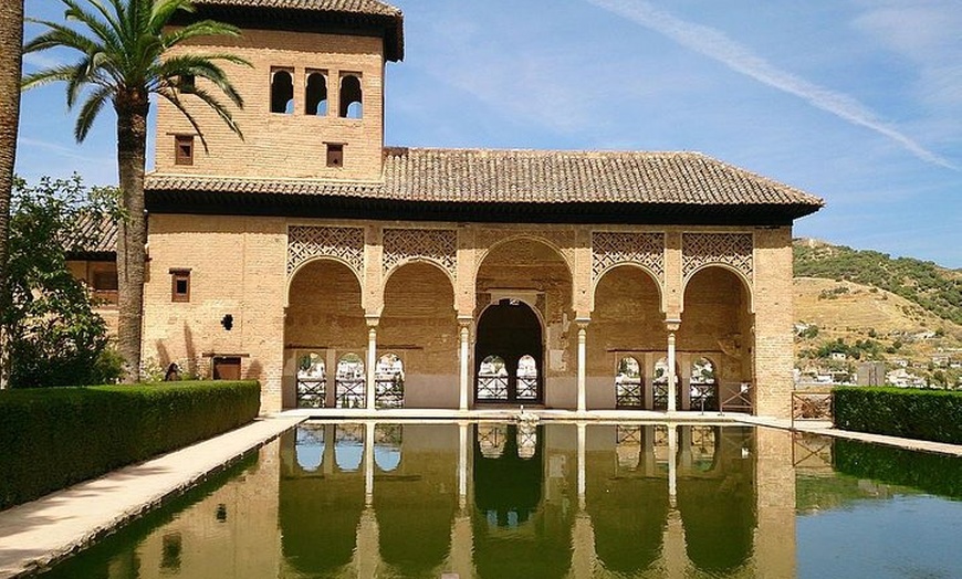 Image 8: Evite las colas Excursión de medio día a la Alhambra y los Jardines...