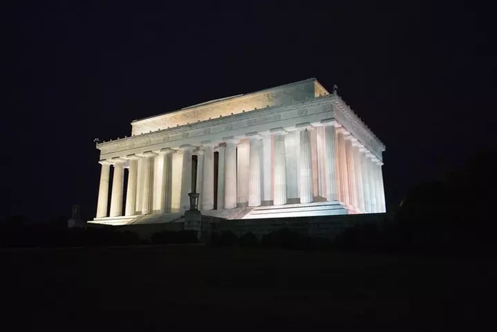 Small Group National Mall Night Tour with 10 Top Attractions