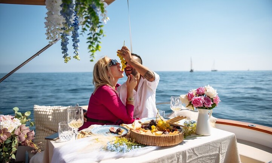 Image 4: Una cita romántica increíble en barco en Barcelona