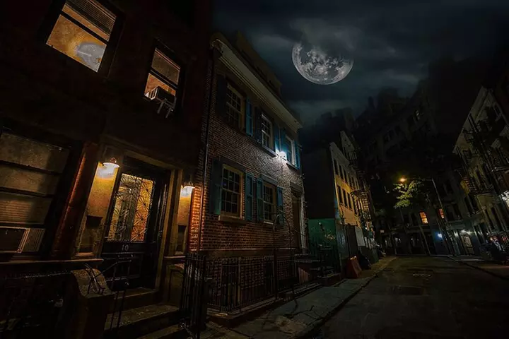 New York Ghosts Boos and Booze Haunted Pub Crawl
