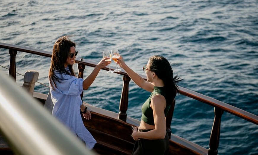 Image 9: Crucero en barco clásico: Experiencia de navegación en Barcelona