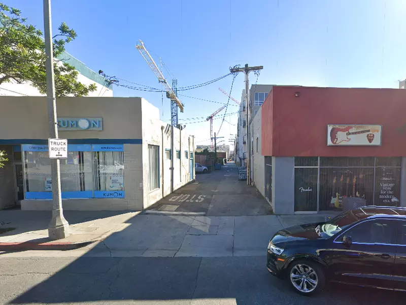 Parking at 700 Santa Monica Blvd. Lot