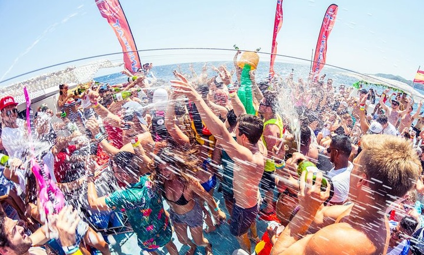 Image 18: Fiesta en barco Oceanbeat en Ibiza con todo incluido