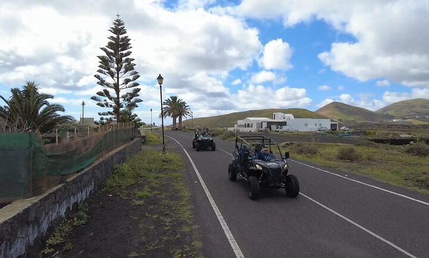Image 3: Paseo guiado por carretera en buggy por el volcán en Lanzarote