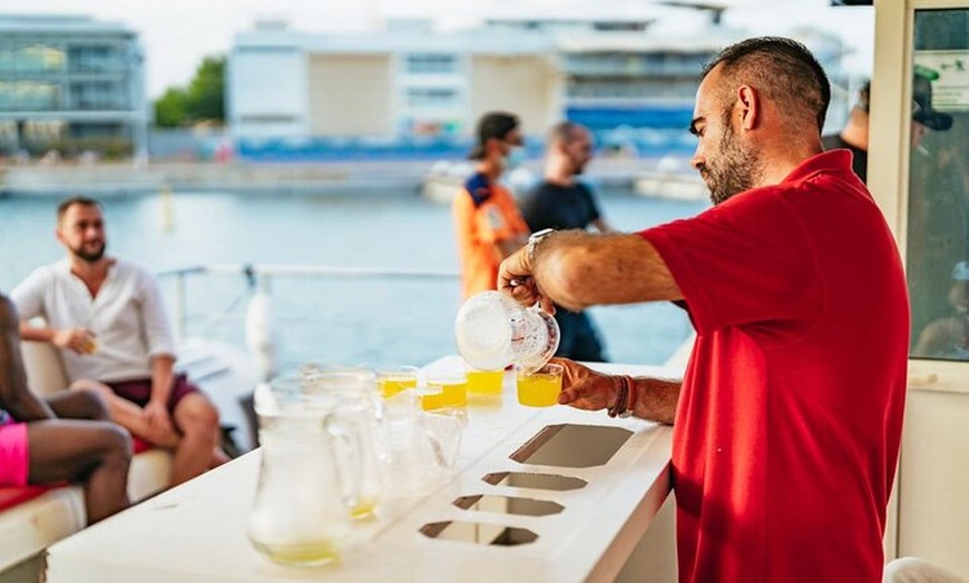 Image 8: Navegación en Catamarán y baño desde el Puerto de Valencia