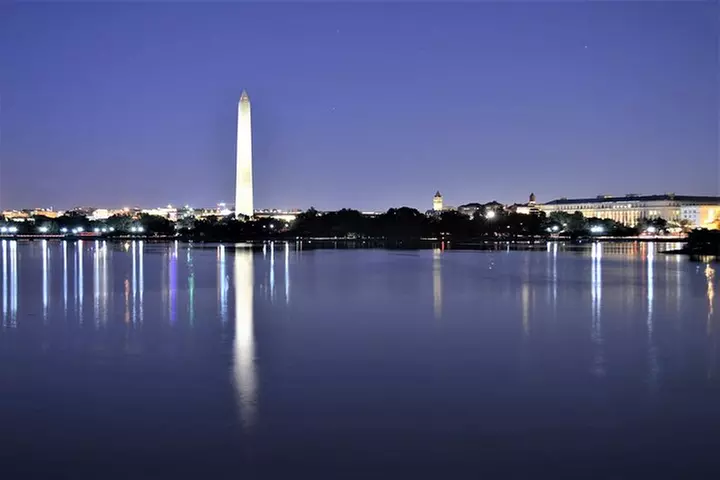 Small Group National Mall Night Tour with 10 Top Attractions