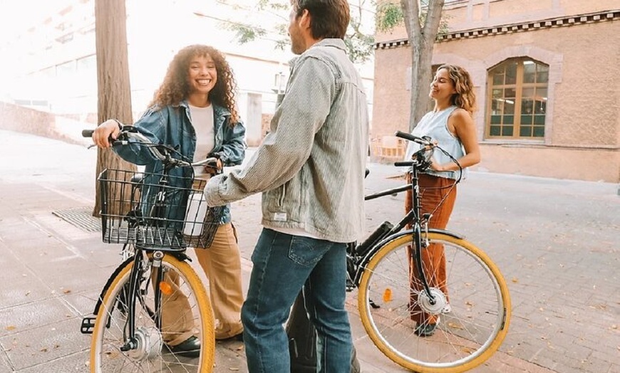 Image 3: Barcelona: Paseo en velero y en bicicleta por el barrio marítimo