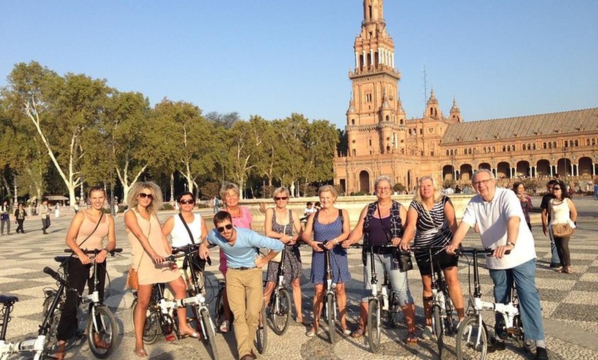 Image 2: Recorrido en bicicleta por la ciudad de Sevilla