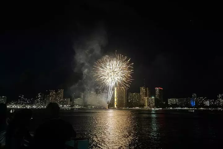 Waikiki: Friday Night Fireworks Catamaran Cruise