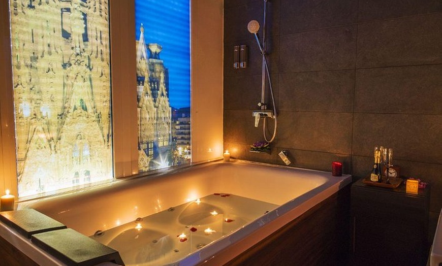 Image 6: Masaje a elegir en Pareja de 30 min y Baño Floral de 30 min en THAI...