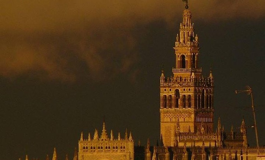 Image 2: Tour histórico nocturno de Sevilla con historia encantada