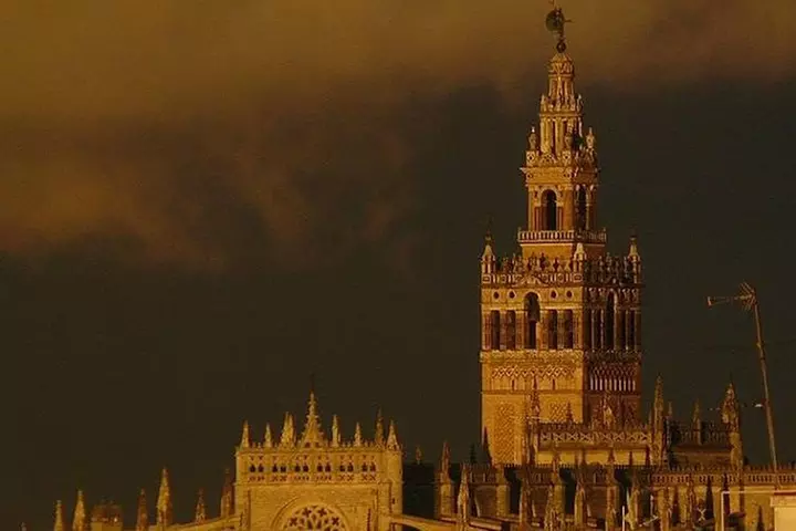 Tour histórico nocturno de Sevilla con historia encantada