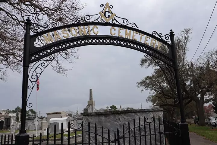 Night Cemetery Insiders Bus Tour in New Orleans