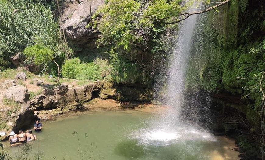 Image 7: Recorrido en kayak para toda la familia con cascadas y caminata