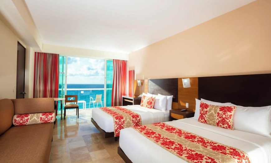 Image 3: ✈ MESSICO | Cancún - Krystal Cancún 4*, 5 notti - Piscina esterna