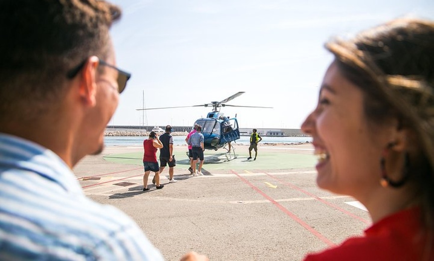 Image 4: 360º Barcelona: Visita del Casco Antiguo, Vuelo en Helicóptero y Pa...