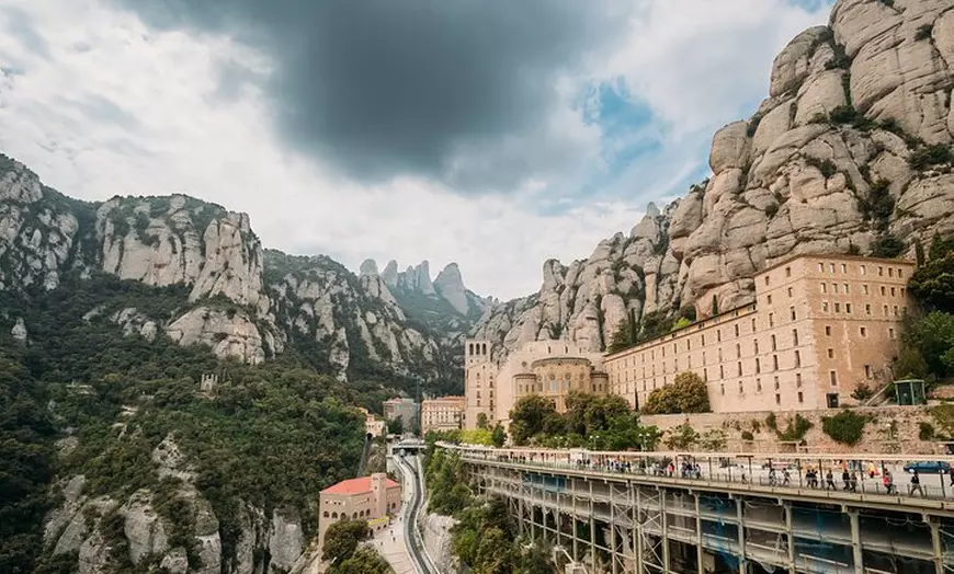 Image 1: Tour de 5 horas por Montserrat: naturaleza, historia y arte desde B...