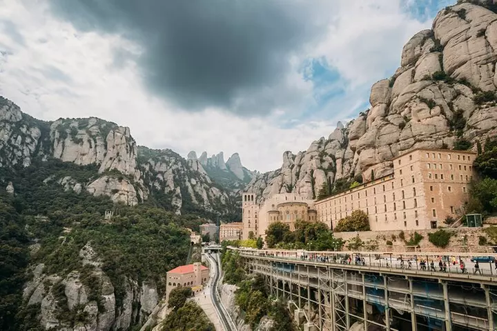Tour de 5 horas por Montserrat: naturaleza, historia y arte desde Barcelona - Primary Image