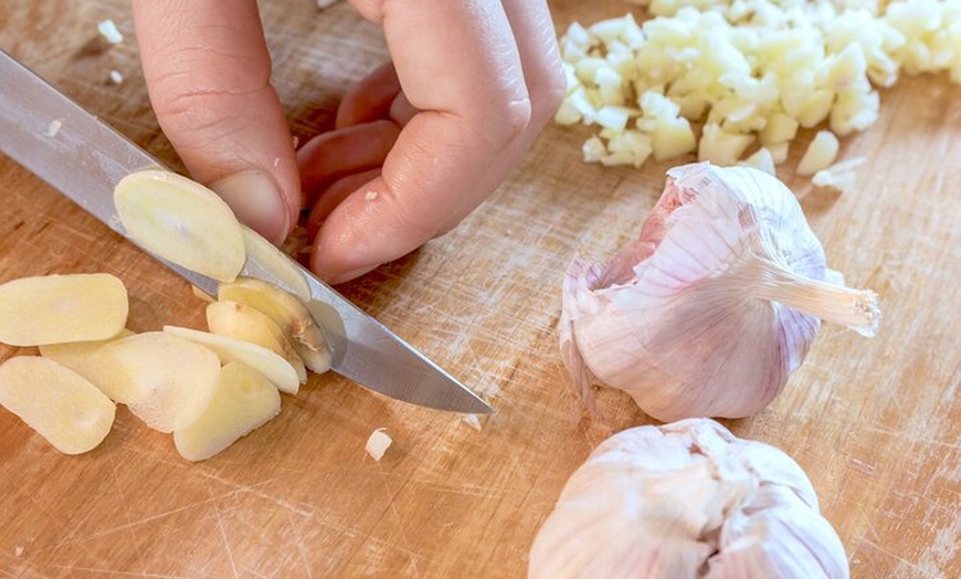 Image 10: Tour por el mercado y cocina de paella con vino en el centro de Bar...