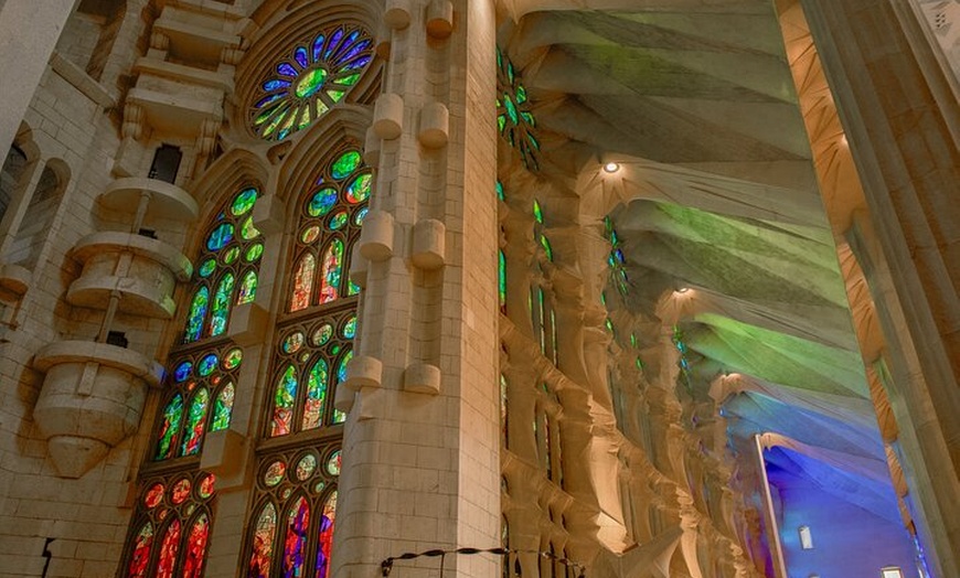 Image 16: Explore Montserrat y La Sagrada Familia en un día