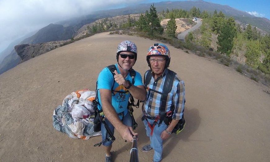 Image 22: Experiencia épica de parapente en Tenerife con el equipo campeón de...