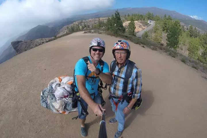 Experiencia épica de parapente en Tenerife con el equipo campeón de...