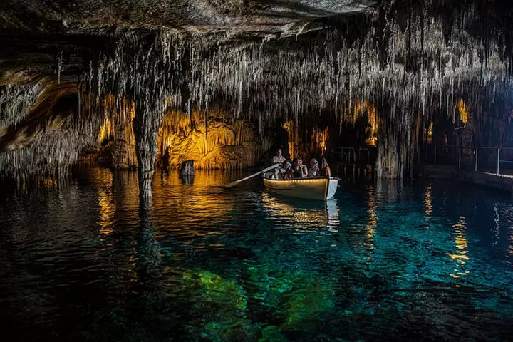 Medio Día a las Cuevas del Drach con Paseo en Barco y Concierto.