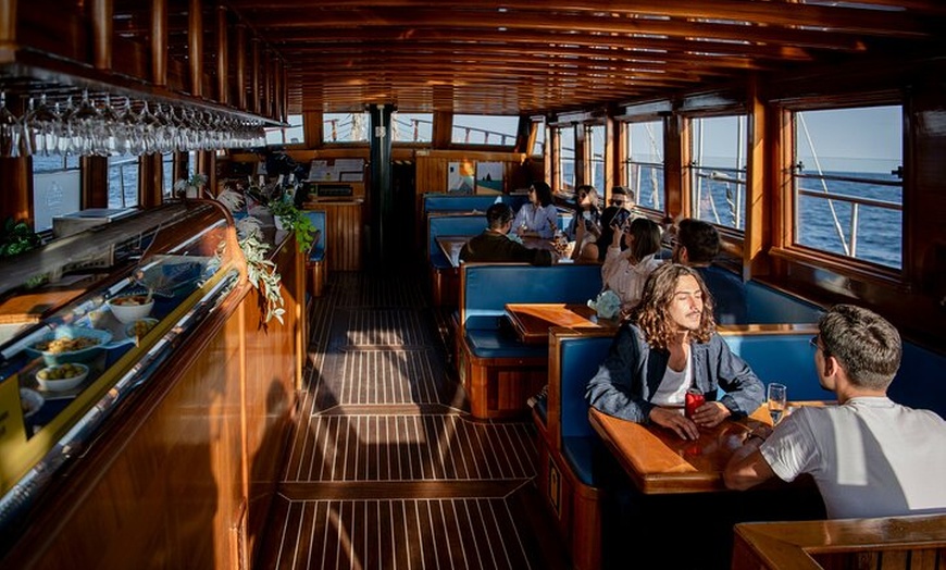 Image 4: Crucero en barco clásico: Experiencia de navegación en Barcelona