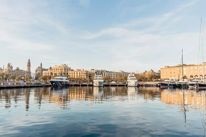 Crucero al atardecer en Barcelona liderado por Young & Local Captain
