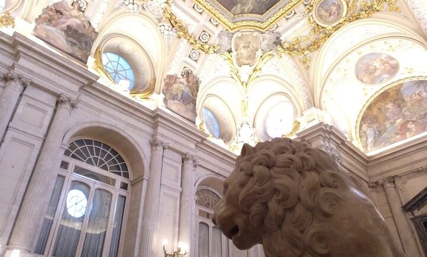 Image 3: Tour al Palacio Real de Madrid : Acceso prioritario con Guía Especi...