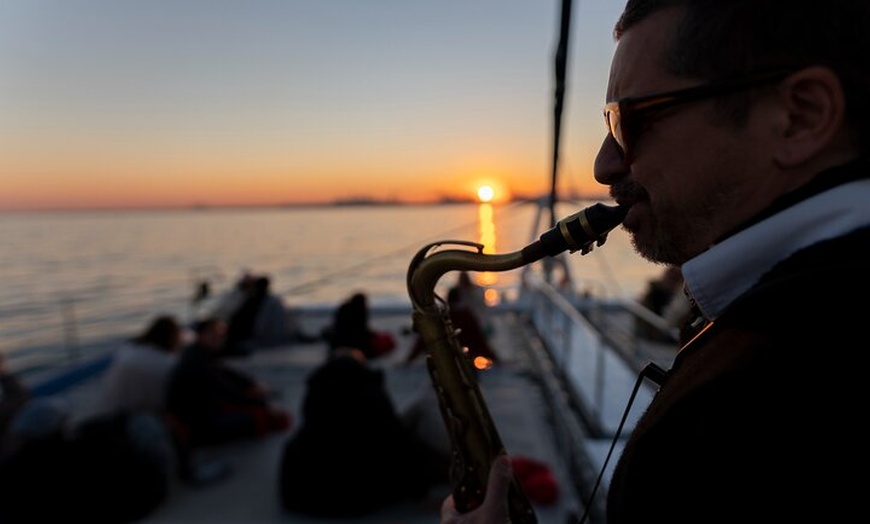 Image 3: Crucero de jazz al atardecer en Barcelona