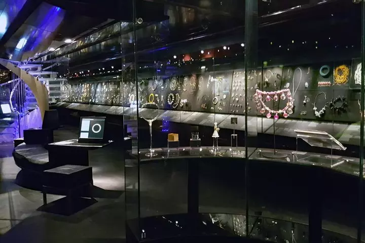 Private Guided Tour of The Victoria and Albert Museum - 3 Hour