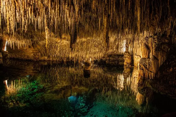 Medio Día a las Cuevas del Drach con Paseo en Barco y Concierto.