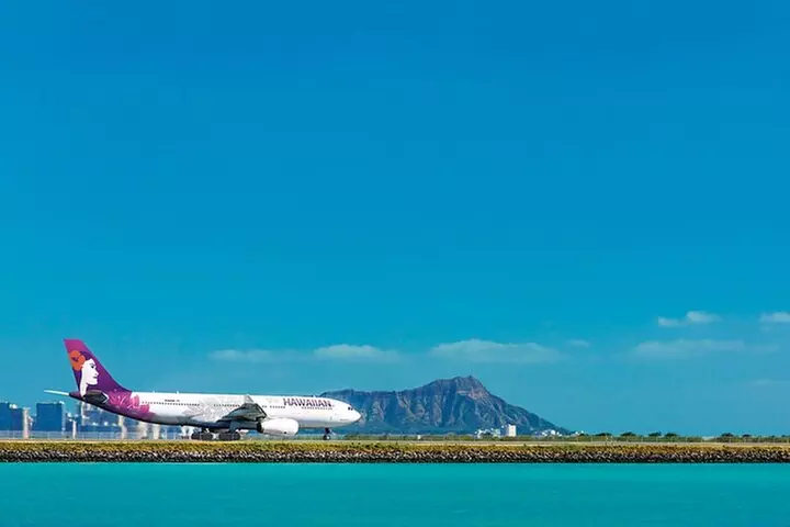 Honolulu Airport & Waikiki Hotels Private Transfer by Minivan (up t...
