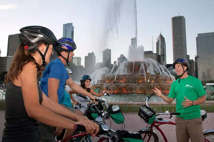 Chicago Family Food and Bike Tour with Top Attractions