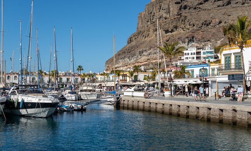 Image 9: Sesión de fotos en Puerto de Mogán Flowering Seaside Fish Village
